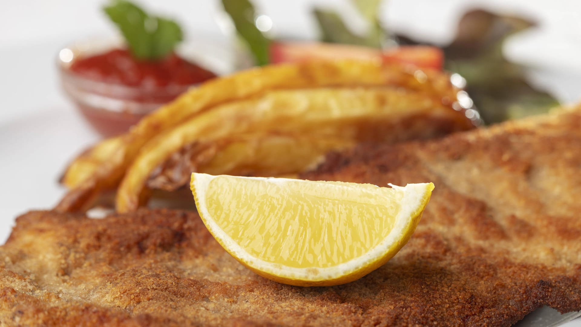 Wiener Schnitzel auf einem Teller: Diebe haben drei Mal in einem Supermarkt zugegriffen – ohne zu bezahlen. Wiener Schnitzel auf einem Teller: Diebe haben drei Mal in einem Supermarkt zugegriffen – ohne zu bezahlen.
