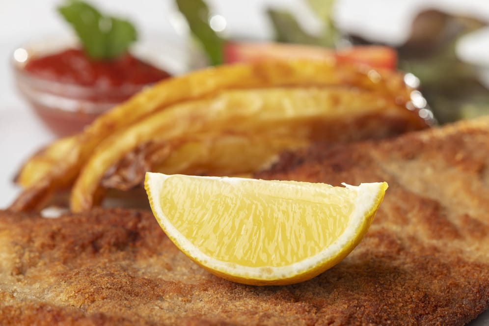 Wiener Schnitzel auf einem Teller: Diebe haben drei Mal in einem Supermarkt zugegriffen – ohne zu bezahlen.