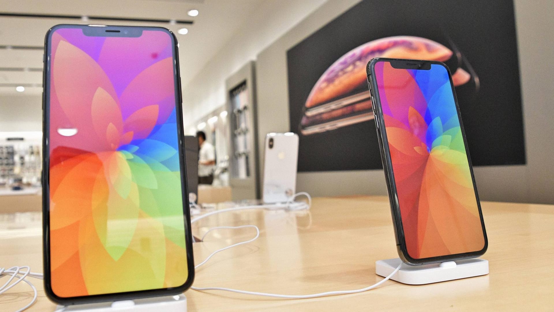 Ein iPhone XS und iPhone XS (links): Für die Geräte können Nutzer noch mehrere hundert Euro erhalten. Ein iPhone XS und iPhone XS (links): Für die Geräte können Nutzer noch mehrere hundert Euro erhalten.