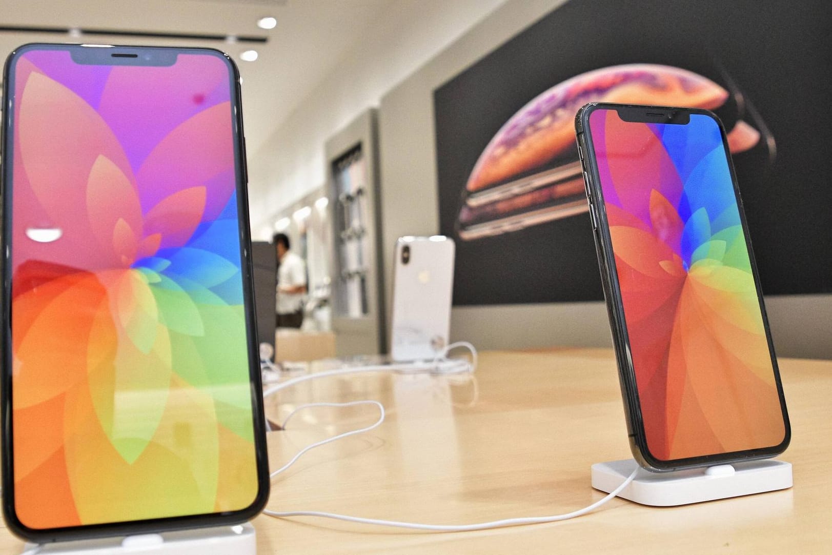 Ein iPhone XS und iPhone XS (links): Für die Geräte können Nutzer noch mehrere hundert Euro erhalten.