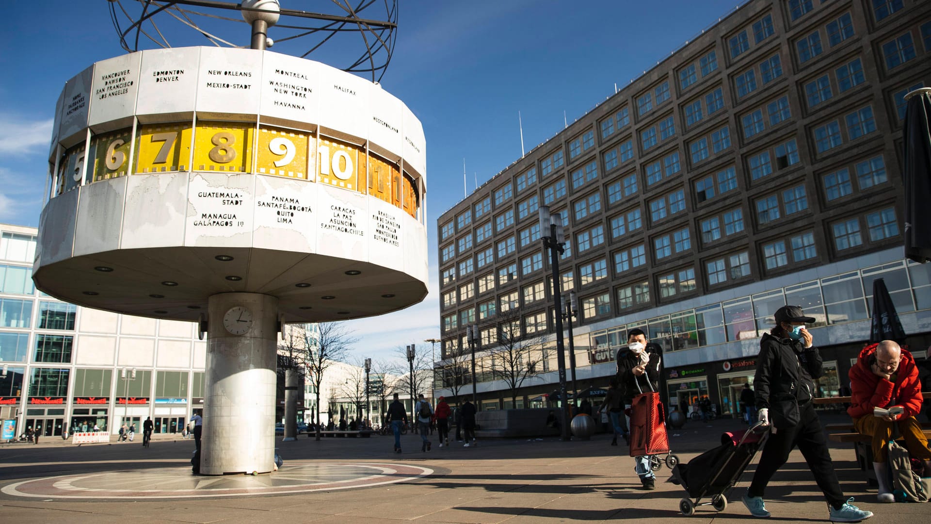 Menschen mit Mund-Nasen-Schutz am Alexanderplatz in Berlin: Die Hauptstadt hat nun einen wichtigen Corona-Warnwert überschritten.