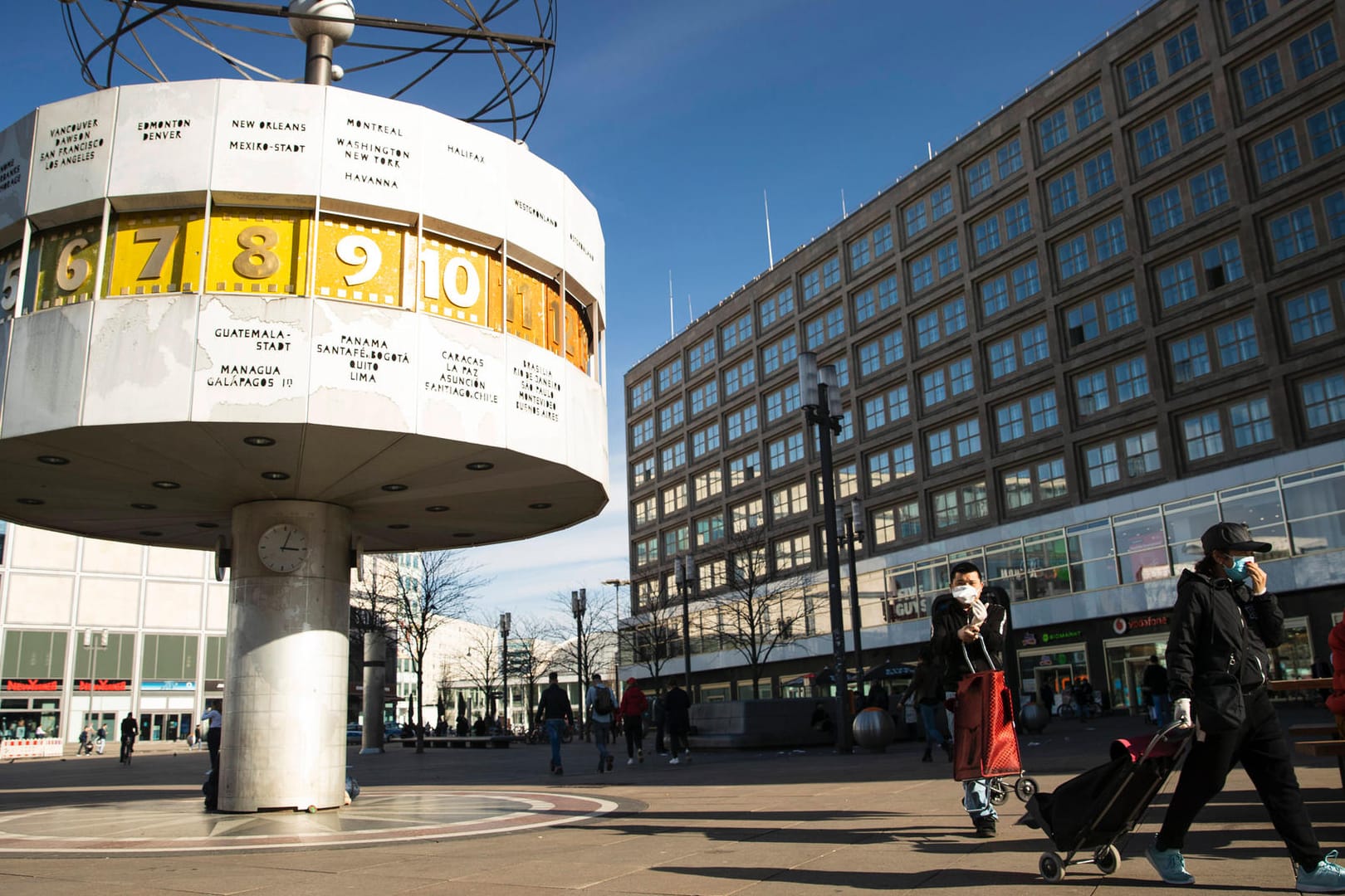 Menschen mit Mund-Nasen-Schutz am Alexanderplatz in Berlin: Die Hauptstadt hat nun einen wichtigen Corona-Warnwert überschritten.