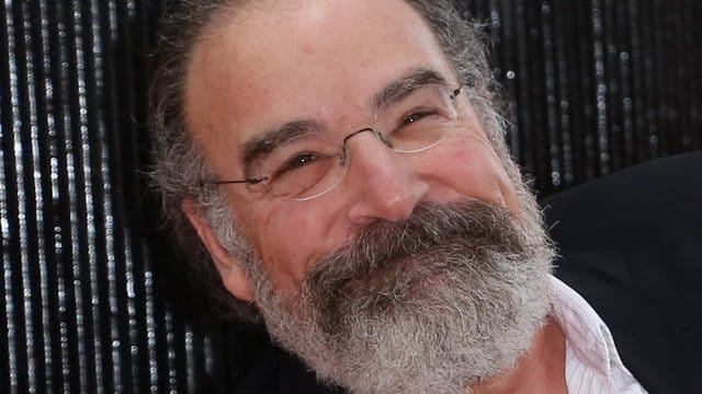 Der amerikanische Schauspieler Mandy Patinkin ruft seine Landsleute zum Wählen auf. Der amerikanische Schauspieler Mandy Patinkin ruft seine Landsleute zum Wählen auf.