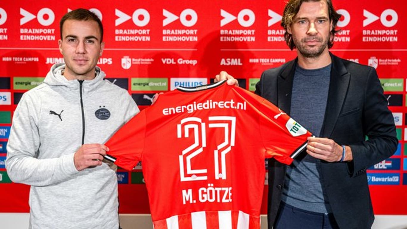 Mario Götze (l) mit PSV-Manager John de Jong.