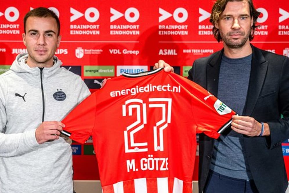 Mario Götze (l) mit PSV-Manager John de Jong.