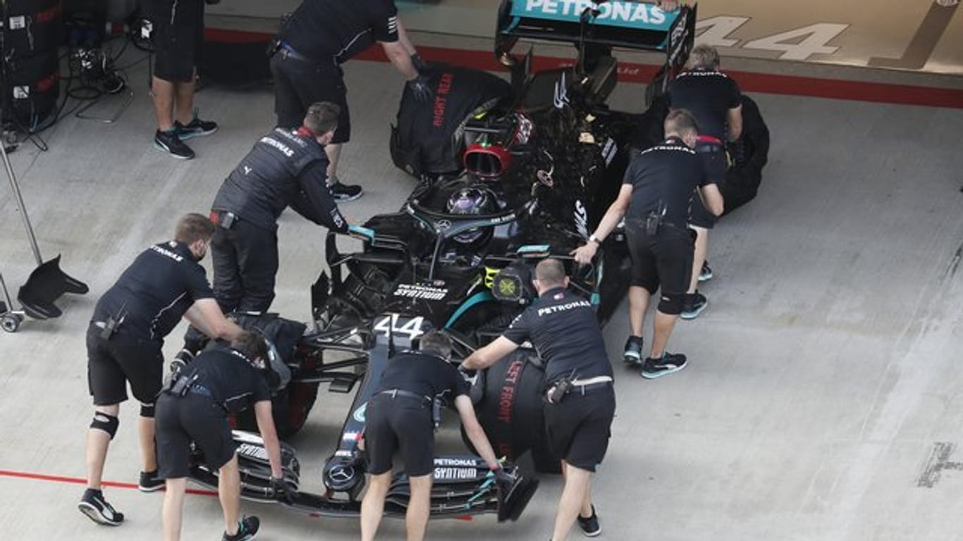 Der zunächst uneindeutige Corona-Test bei einem Mitarbeiter des Formel-1-Teams Mercedes hat sich als negativ erwiesen.