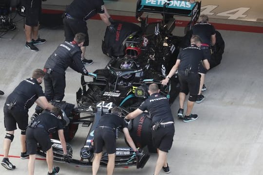 Der zunächst uneindeutige Corona-Test bei einem Mitarbeiter des Formel-1-Teams Mercedes hat sich als negativ erwiesen.