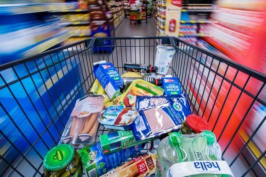 Muss es immer so viel Plastik sein? Für immer mehr Menschen spielt der Umweltschutz beim Einkauf eine Rolle. Muss es immer so viel Plastik sein? Für immer mehr Menschen spielt der Umweltschutz beim Einkauf eine Rolle.