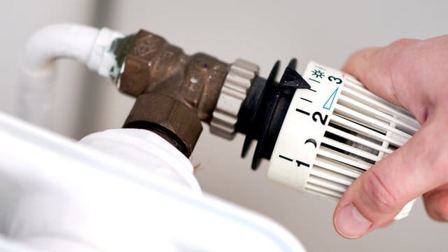Weil der CO2-Preis steigt, wird auch das Heizen und Tanken mit fossilen Brennstoffen ab kommendem Jahr teurer. Weil der CO2-Preis steigt, wird auch das Heizen und Tanken mit fossilen Brennstoffen ab kommendem Jahr teurer.