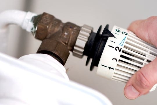 Weil der CO2-Preis steigt, wird auch das Heizen und Tanken mit fossilen Brennstoffen ab kommendem Jahr teurer.
