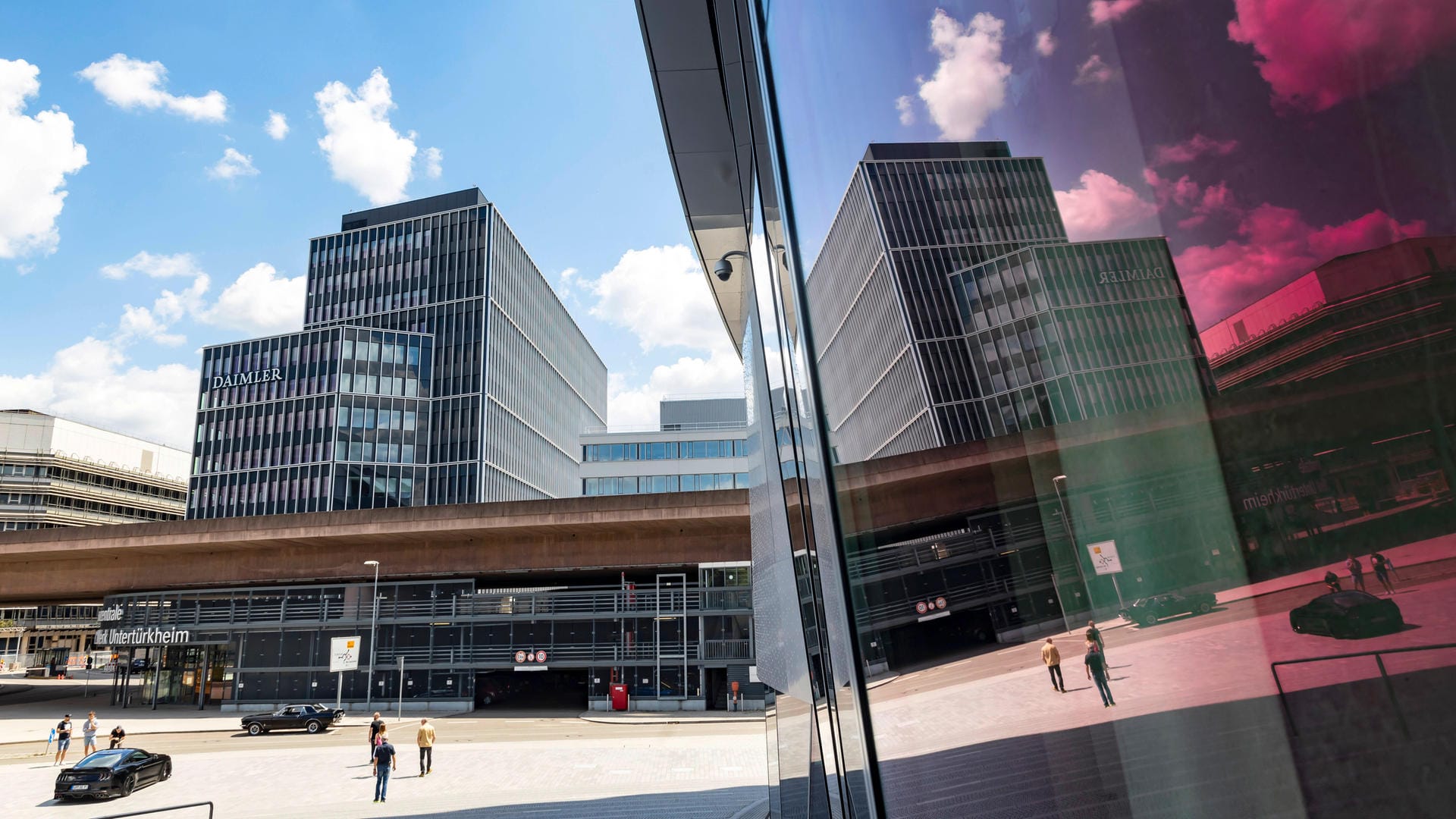 Der Daimler-Unternehmenssitz in Stuttgart-Untertürkheim: Tausende Mitarbeiter haben sich zu Kundgebungen getroffen. Der Daimler-Unternehmenssitz in Stuttgart-Untertürkheim: Tausende Mitarbeiter haben sich zu Kundgebungen getroffen.
