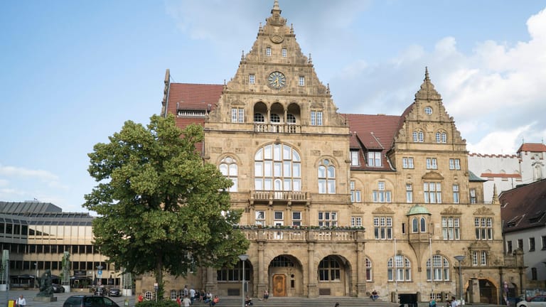 Das Alte Rathaus in Bielefeld (Symbolbild): Die Corona-Zahlen in der Kommune sind wie vielerorts wieder gestiegen.