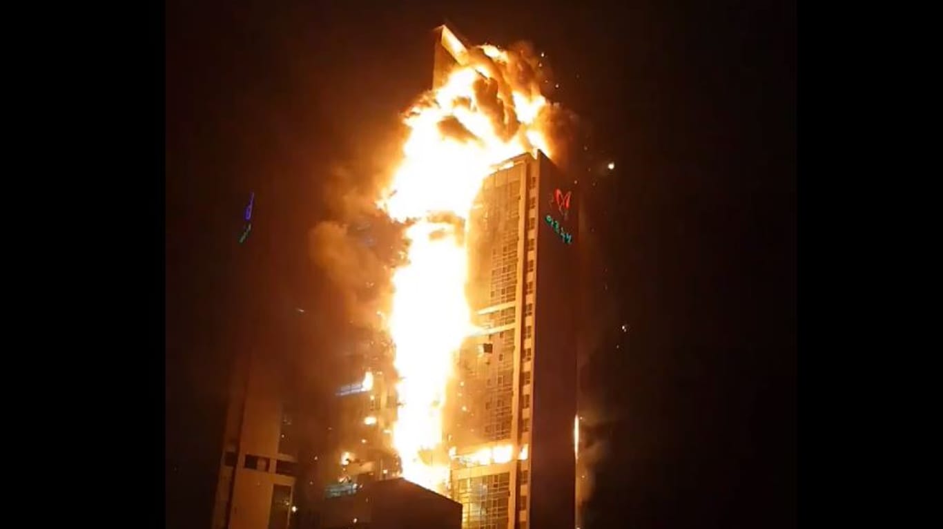 Verheerendes Feuer in Ulsan: Das Hochhaus steht seit dem Abend lichterloh in Flammen.