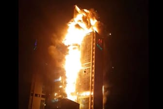 Verheerendes Feuer in Ulsan: Das Hochhaus steht seit dem Abend lichterloh in Flammen.