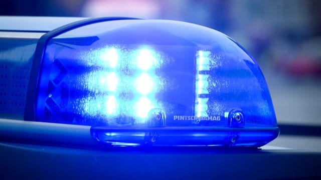 Blaulicht an einem Polizeiauto (Symbolbild): Polizeibeamte haben in Dortmund einen bekannten Drogendealer festgenommen. Blaulicht an einem Polizeiauto (Symbolbild): Polizeibeamte haben in Dortmund einen bekannten Drogendealer festgenommen.