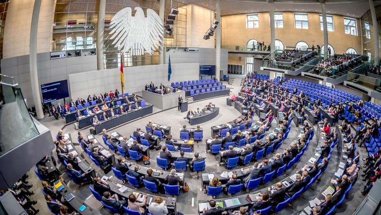 Berlin (Symbolbild): Die Übersicht zeigt den Plenarsaal während einer Sitzung des Deutschen Bundestages.