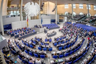 Berlin (Symbolbild): Die Übersicht zeigt den Plenarsaal während einer Sitzung des Deutschen Bundestages.