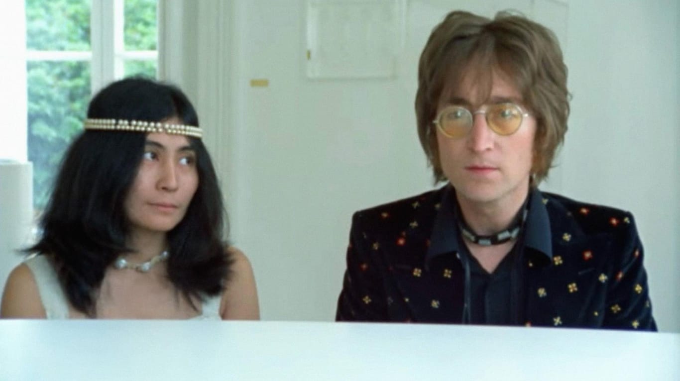 John Lennon mit seiner Frau Yoko Ono.