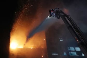 Feuerwehrleute versuchen, den Brand in einem Hochhaus zu löschen.