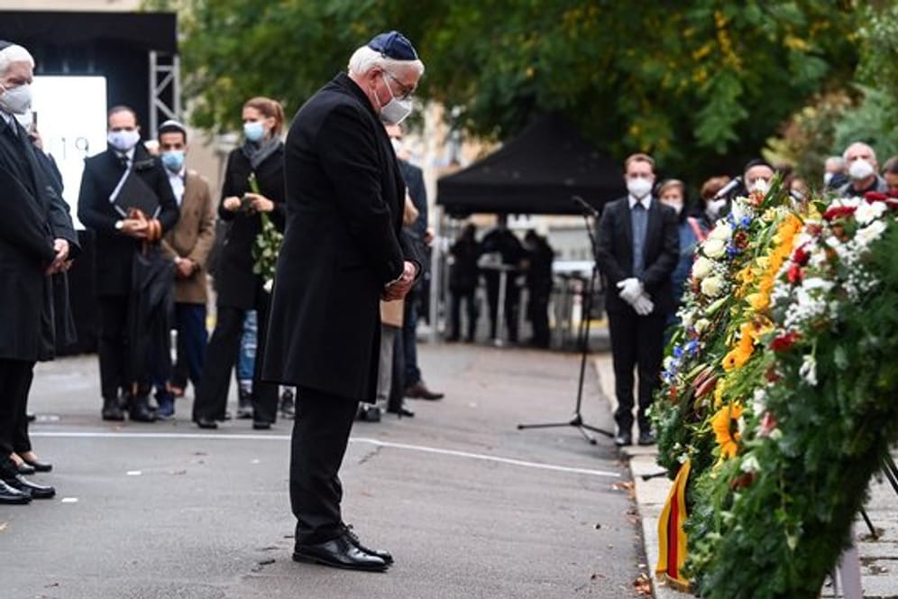 Bundespräsident Frank-Walter Steinmeier gedenkt neben Josef Schuster (l), Präsident des Zentralrates der Juden in Deutschland, vor der Synagoge in Halle/Saale den Opfern des Anschlages.