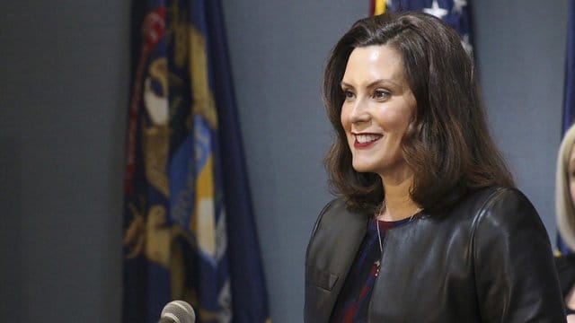 Gretchen Whitmer, Gouverneurin von Michigan, spricht zu Journalisten.