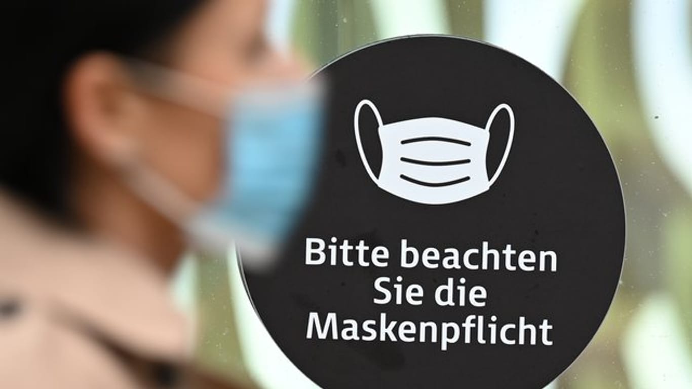 Hinweis auf die Maskenpflicht auf der Frankfurter Einkaufsmeile Zeil.