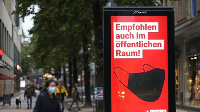 Auf einer Werbeanzeige der Stadt Köln wird für das Tragen von Schutzmasken im öffentlichen Raum geworben.