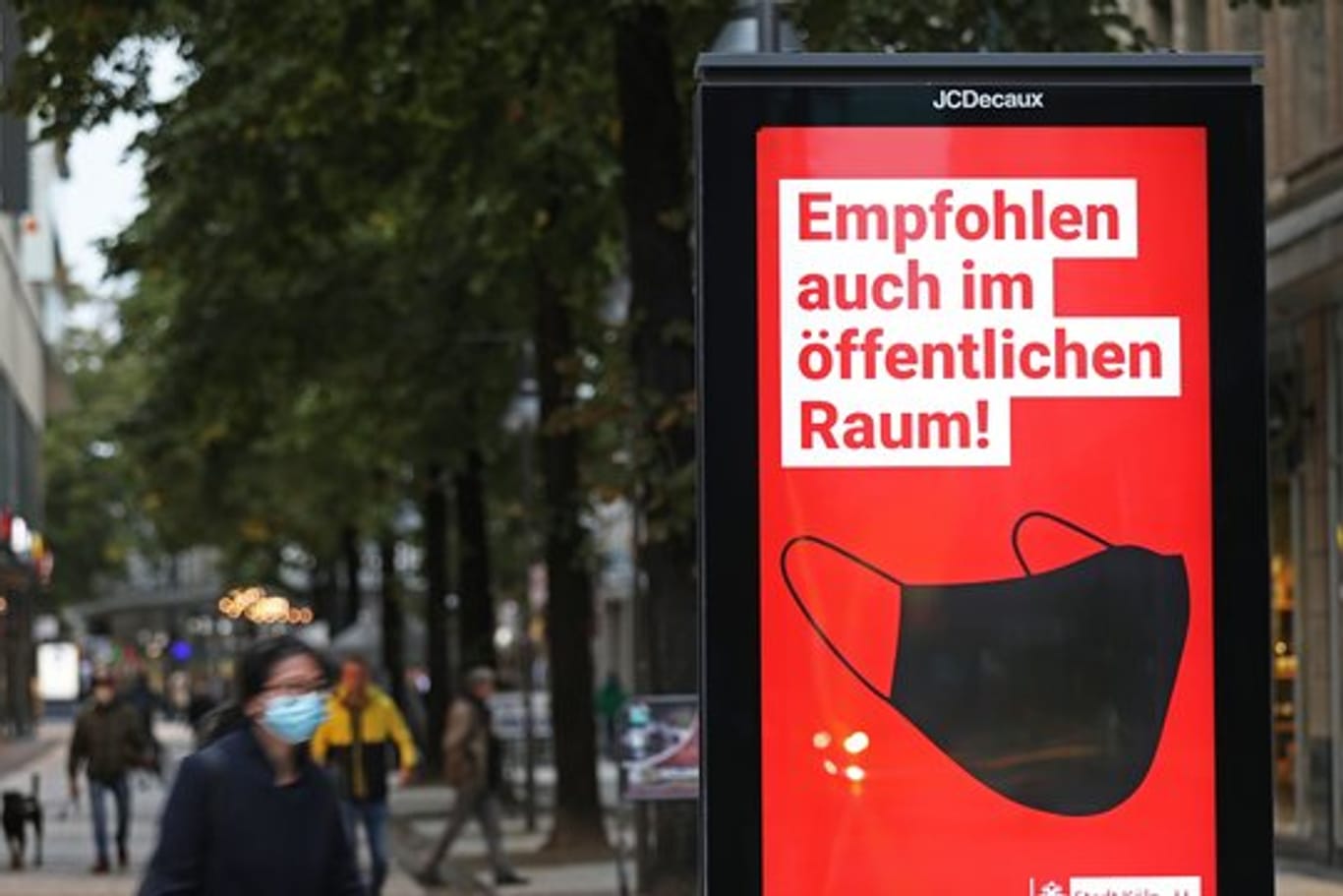 Auf einer Werbeanzeige der Stadt Köln wird für das Tragen von Schutzmasken im öffentlichen Raum geworben.