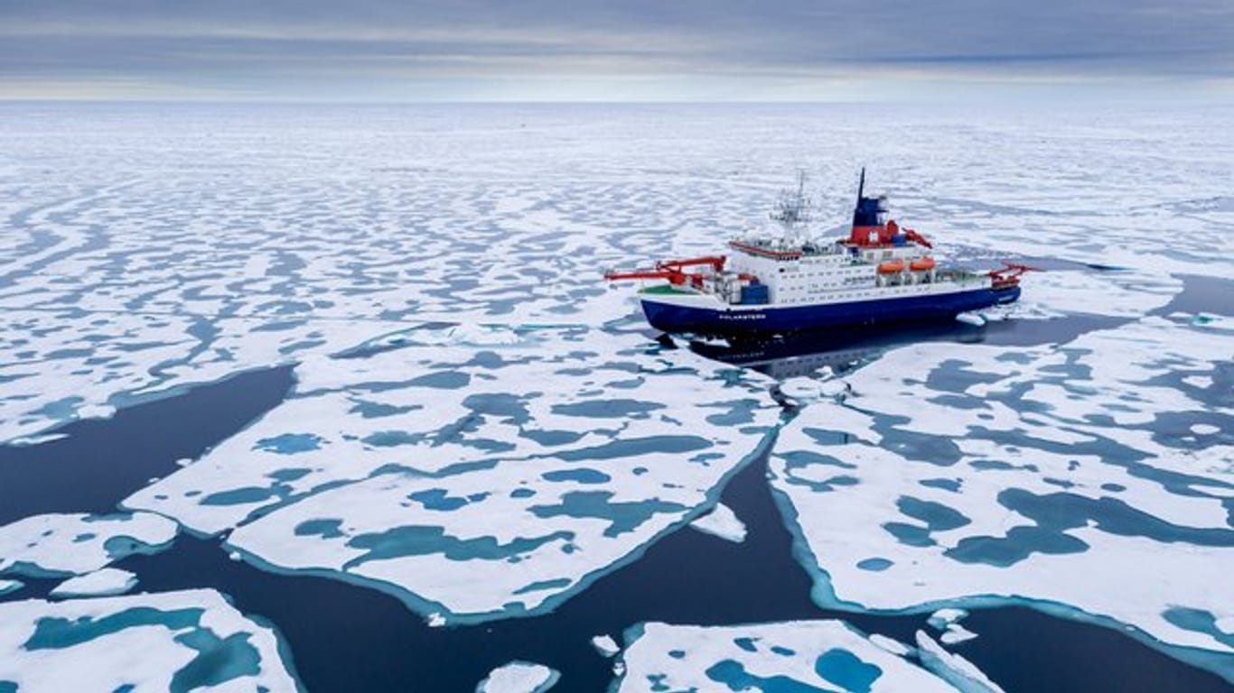 Das Handout des Alfred-Wegener-Instituts zeigt das deutsche Forschungsschiff "Polarstern", das sich in der Arktis dem Nordpol nähert.