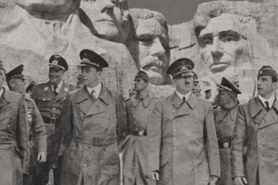 Hitler und Entourage, der amerikanische Mount Rushmore (Symbolbild/Bildcombo t-online): Anders als es diese Bildcollage zeigt, war Adolf Hitler niemals bei diesem berühmten US-Denkmal. Experte Richard J. Evans erklärt, was es mit kontrafaktischer Geschichte auf sich hat.