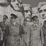 Hitler und Entourage, der amerikanische Mount Rushmore (Symbolbild/Bildcombo t-online): Anders als es diese Bildcollage zeigt, war Adolf Hitler niemals bei diesem berühmten US-Denkmal. Experte Richard J. Evans erklärt, was es mit kontrafaktischer Geschichte auf sich hat.