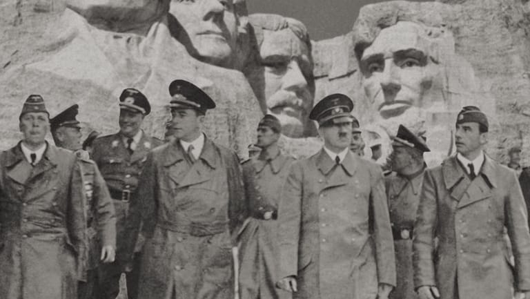 Hitler und Entourage, der amerikanische Mount Rushmore (Symbolbild/Bildcombo t-online): Anders als es diese Bildcollage zeigt, war Adolf Hitler niemals bei diesem berühmten US-Denkmal. Experte Richard J. Evans erklärt, was es mit kontrafaktischer Geschichte auf sich hat.