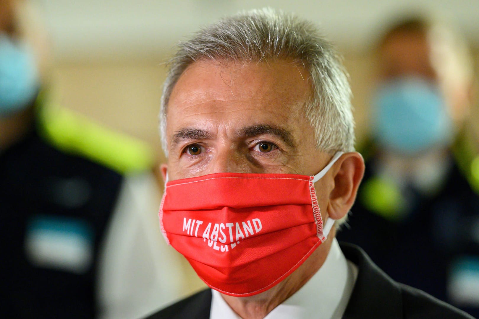 Frankfurts Oberbürgermeister Peter Feldmann mit Mund-Nasen-Schutz (Archivbild): Feldmann möchte sich für eine bessere Abstimmung der Städte bei den Corona-Maßnahmen einsetzen.