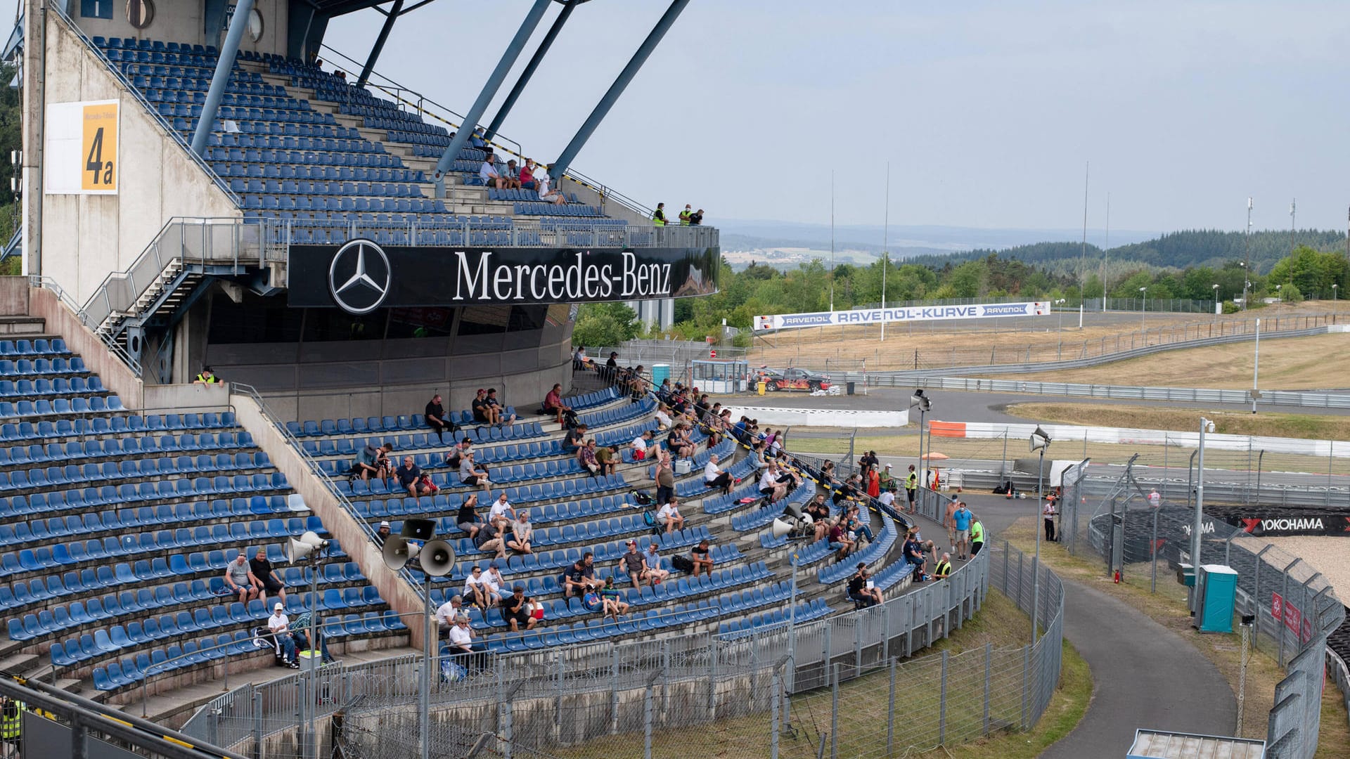 Zuschauer mit Abstand auf der Tribüne: Am Rennwochenende sind 20.000 Fans zugelassen.