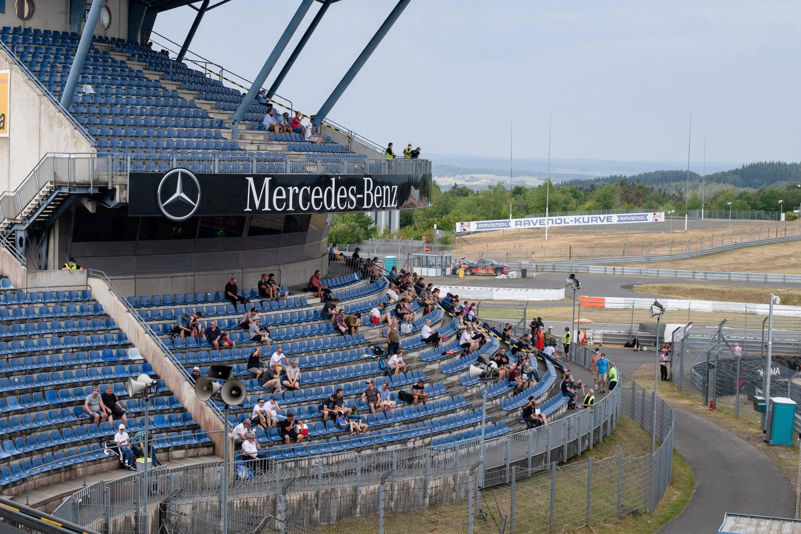 Zuschauer mit Abstand auf der Tribüne: Am Rennwochenende sind 20.000 Fans zugelassen.