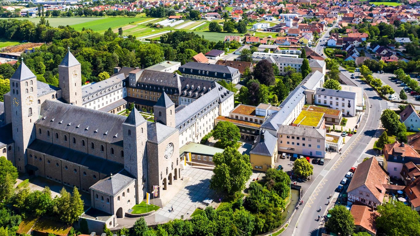 Benediktinerabtei Münsterschwarzach: Das Kloster hat eine Postkarte bekommen – 51 Jahre zu spät.