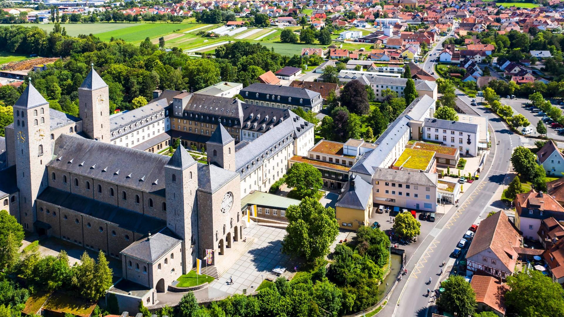 Benediktinerabtei Münsterschwarzach: Das Kloster hat eine Postkarte bekommen – 51 Jahre zu spät. Benediktinerabtei Münsterschwarzach: Das Kloster hat eine Postkarte bekommen – 51 Jahre zu spät.