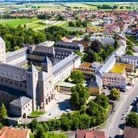 Benediktinerabtei Münsterschwarzach: Das Kloster hat eine Postkarte bekommen – 51 Jahre zu spät.