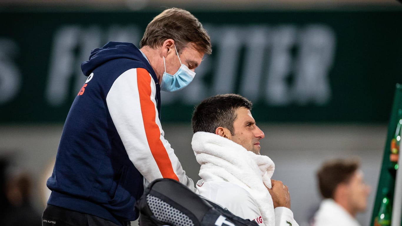 Novak Djokovic wird von einem Betreuer behandelt: Der Tennisstar wird für seine Behandlungspausen kritisiert.