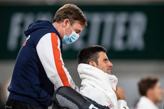 Novak Djokovic wird von einem Betreuer behandelt: Der Tennisstar wird für seine Behandlungspausen kritisiert.