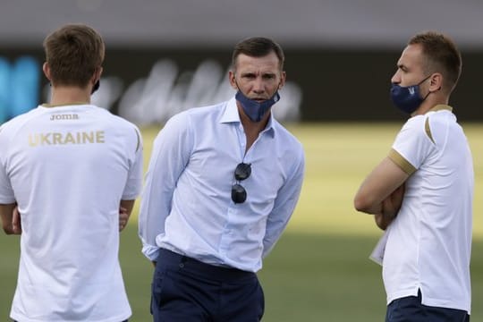 Andrej Schewtschenko (M) ist der Trainer der ukrainischen Nationalmannschaft.