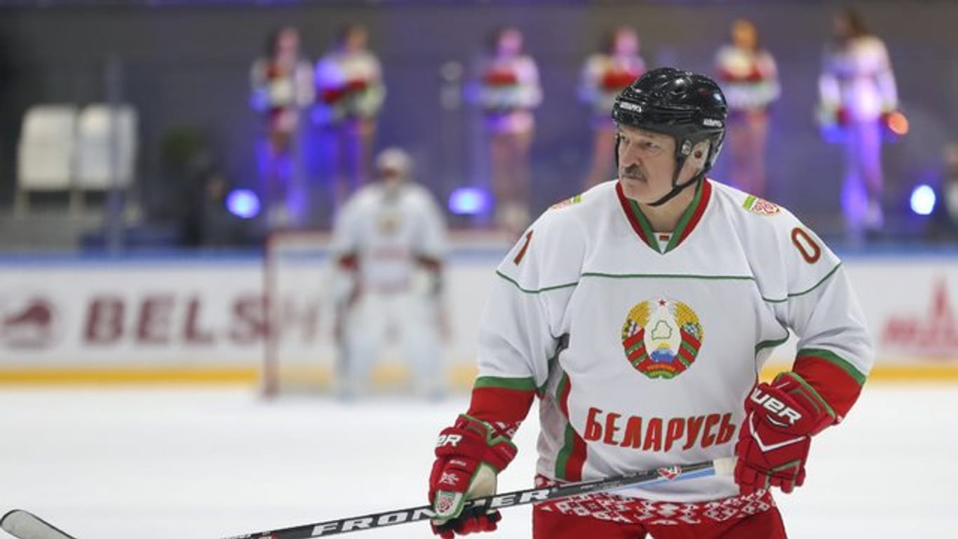 Belarus-Präsident Alexander Lukaschenko zeigt sich gerne als Eishockeyspieler.