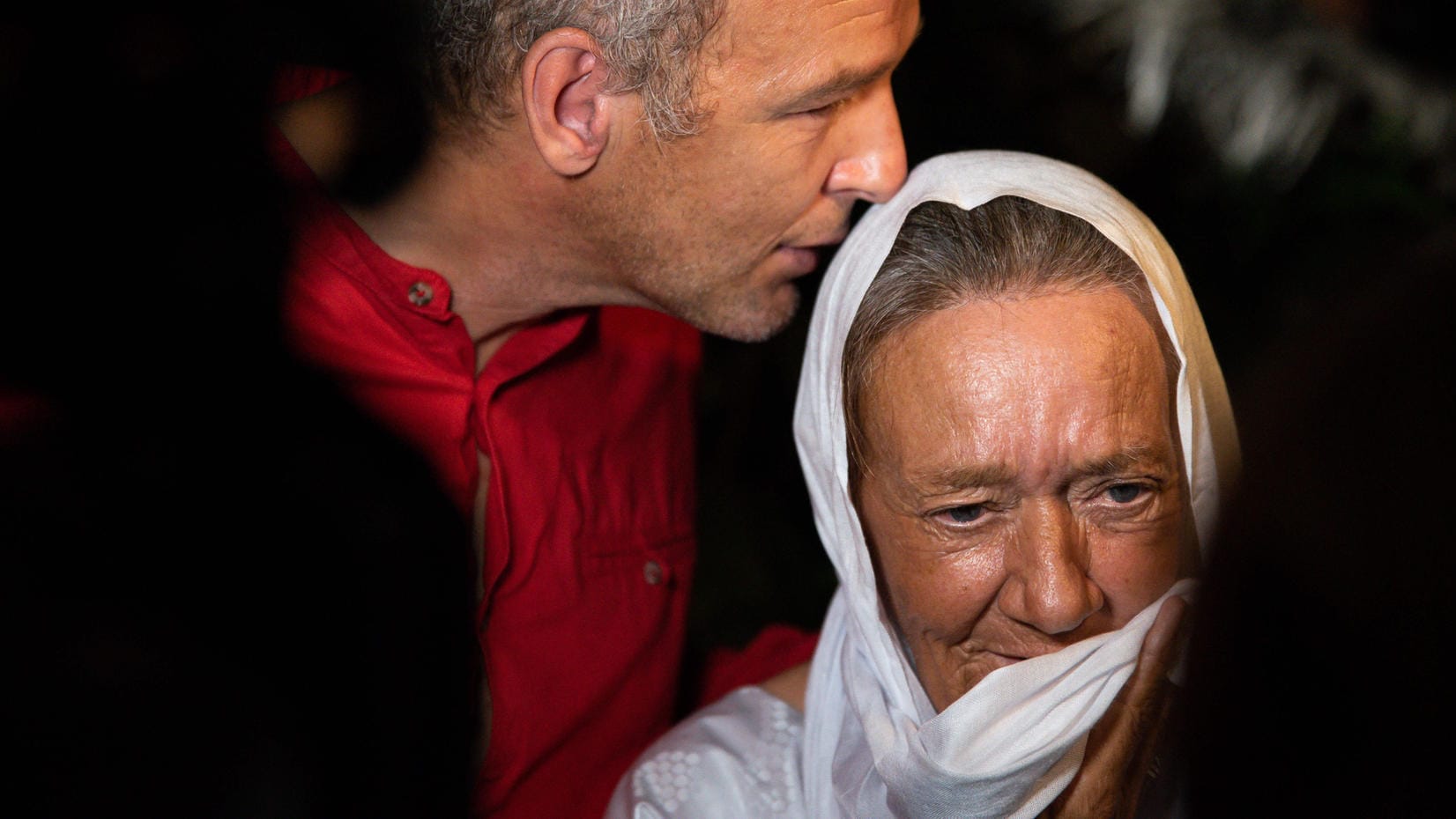 Mali, Bamako: Die französische Entwicklungshelferin Jeannine «Sophie» Petronin nach ihrer Freilassung mit ihrem Sohn Sebastien Chadaud-Petronin in der Französischen Botschaft. Mali, Bamako: Die französische Entwicklungshelferin Jeannine «Sophie» Petronin nach ihrer Freilassung mit ihrem Sohn Sebastien Chadaud-Petronin in der Französischen Botschaft.