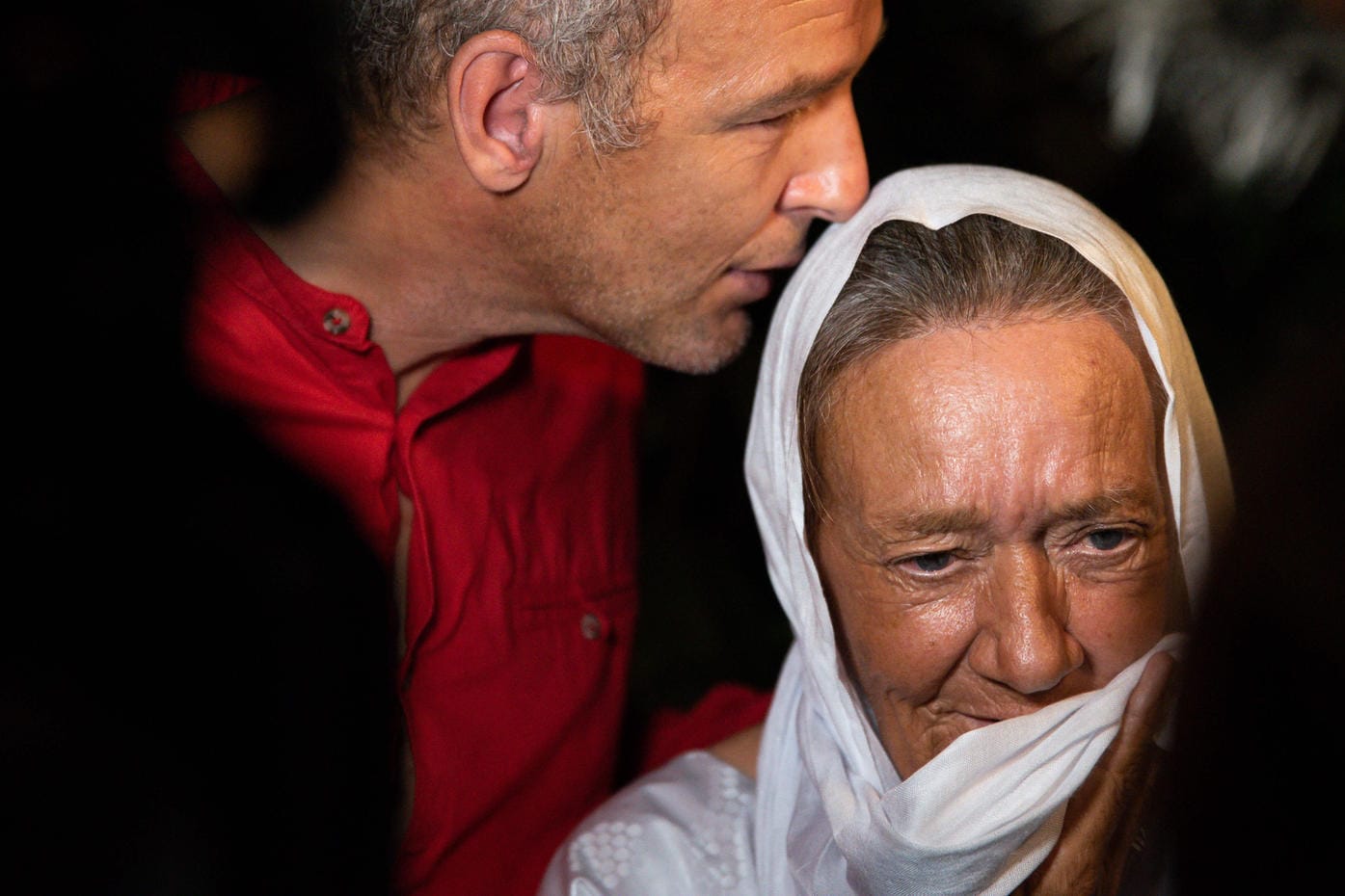 Mali, Bamako: Die französische Entwicklungshelferin Jeannine «Sophie» Petronin nach ihrer Freilassung mit ihrem Sohn Sebastien Chadaud-Petronin in der Französischen Botschaft.