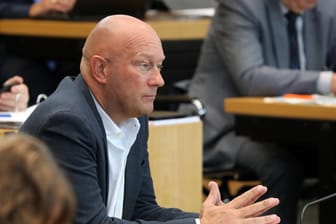 Der Thüringer Landeschef der FDP: "Nicht die Annahme der Wahl war der Fehler (...), sondern der Umgang der anderen demokratischen Parteien mit der Situation", schrieb Kemmerich bei Twitter.