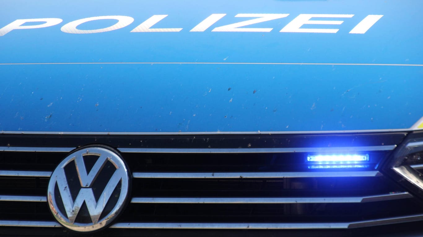 Ein Polizeiwagen von vorne (Symbolbild): In Nürnberg hat ein Mann einen anderen Mann mit einer Schreckschusspistole bedroht, weil dessen Frau den Mindestabstand zu ihm nicht eingehalten hatte.