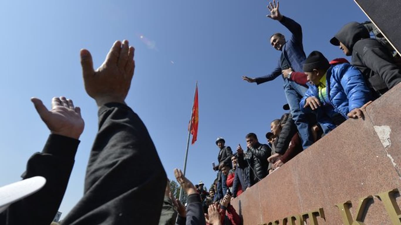 Menschen protestieren während einer Kundgebung auf dem zentralen Platz in Bischtek, Kirgistan.