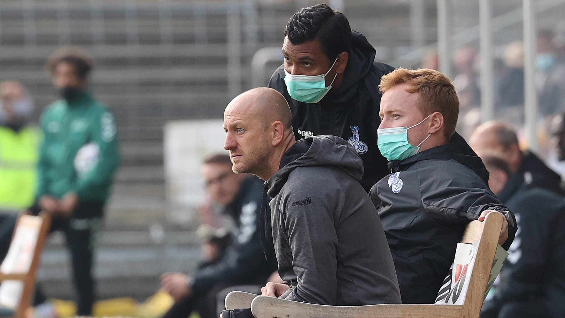 MSV-Duisburg-Cheftrainer Torsten Lieberknecht und Co-Trainer mit Maske: Duisburg konnte in dieser Saison noch nicht gewinnen.