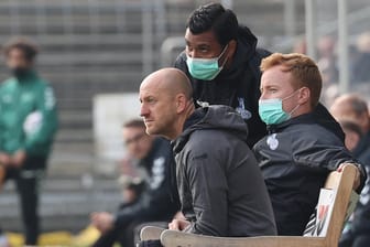 MSV-Duisburg-Cheftrainer Torsten Lieberknecht und Co-Trainer mit Maske: Duisburg konnte in dieser Saison noch nicht gewinnen.