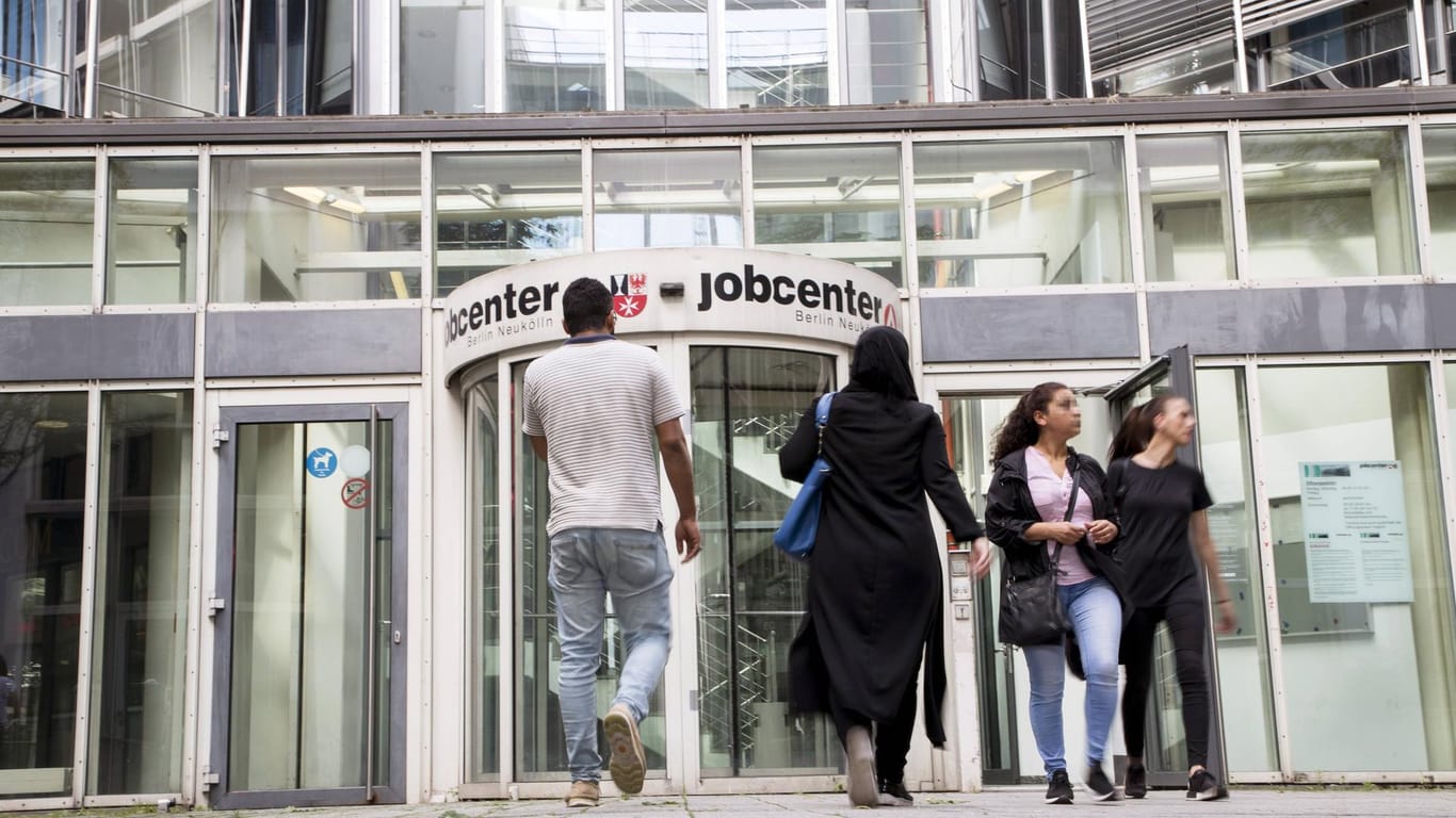 Menschen am Eingang des Jobcenters: In Ostdeutschland soll es im Jahr 2021 weniger Arbeitslose geben.